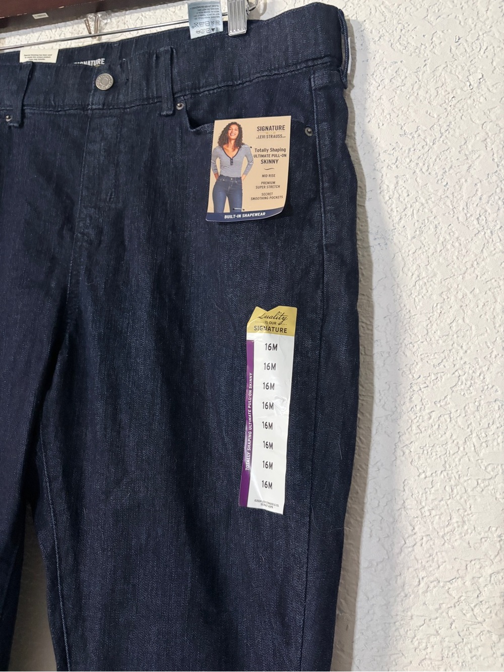 Signature by Levi Strauss Women's Skinny Jeans in Dark wash Built in Shaping - Picture 2 of 8
